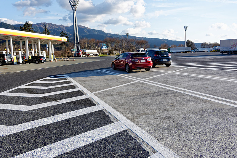 上り側入口ゲート通過後、SAを利用したい人向けの駐車スペース