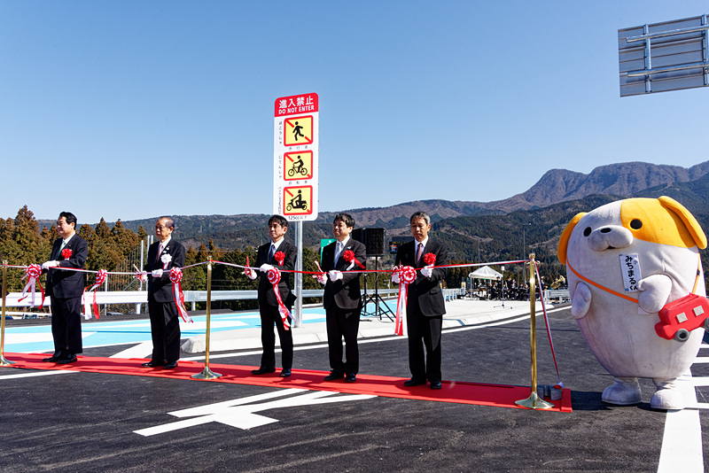 開通当日はテープカットなどのオープニングセレモニーも実施。富士山もよく見える恵まれた天候に