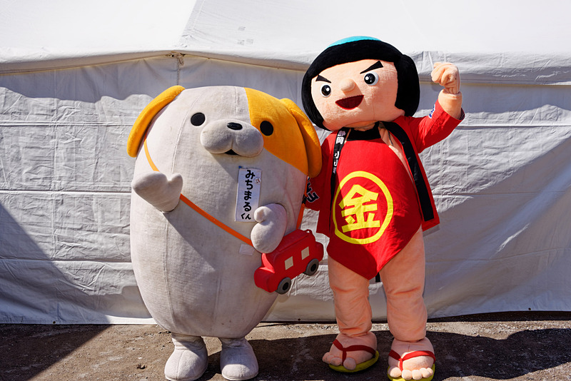 NEXCO中日本のキャラ「みちまるくん」（左）と、足柄SAのある静岡県小山町のマスコット「金太郎」（右）がお祝いに駆けつけた