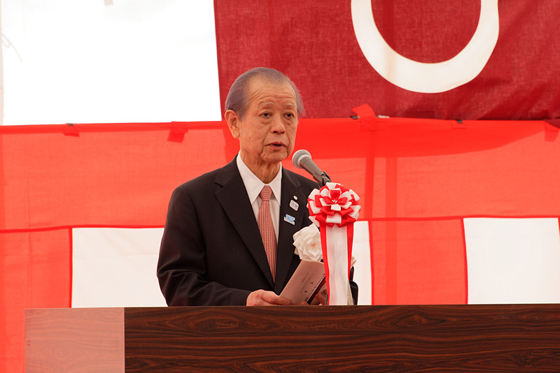 小山町の込山正秀町長が式典で挨拶。スマートICの話が持ち上がったのは平成15年頃。当時は御殿場プレミアム・アウトレットの渋滞が解決していないとして地元からの反対陳情もあったと明かしたが「そんななかで市長が頑張って、ご理解をいただけたのが事業の第一歩だった」と振り返り、「これから小山町が大いに開けていくことは間違いない」と期待感を示した