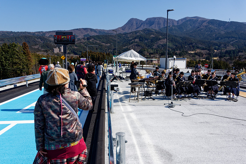 近隣中学校の学生による演奏のなか、スマートICのゲートを通過する