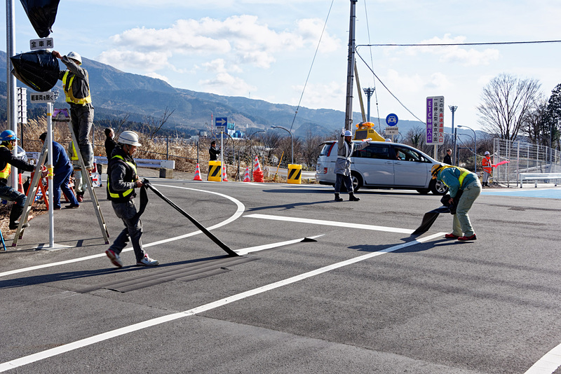 15時の開通後、交通標識の目隠しも外される