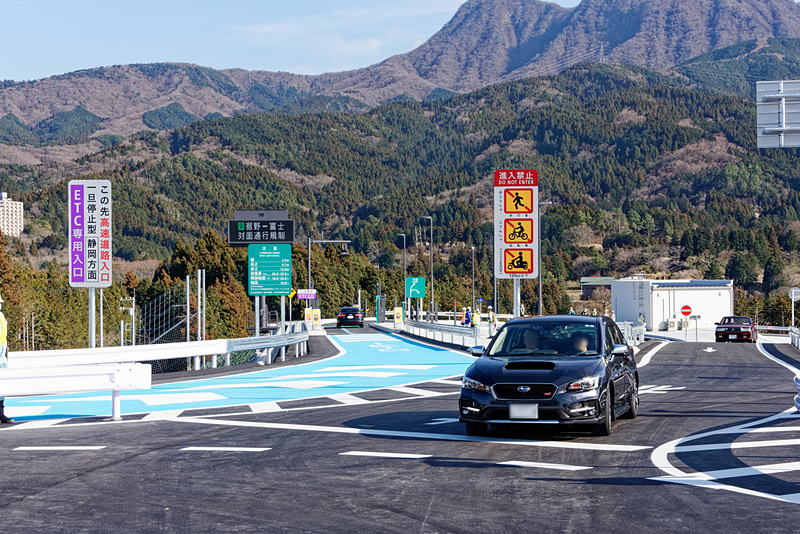 早速スマートICを利用する一般車も少なくなかった