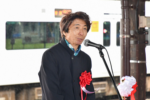 北九州出身・わたせせいぞうのイラストを使ったラッピング列車、門司港