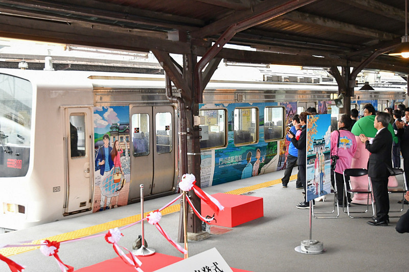 12時17分、ラッピングトレインが4番ホームに入線してきた