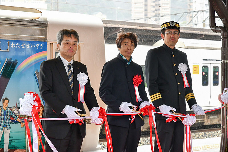 左から、JR九州 取締役常務執行役員 鉄道事業本部長 古宮洋二氏、わたせせいぞう氏、JR優秀 門司港駅長 松尾宜彦氏
