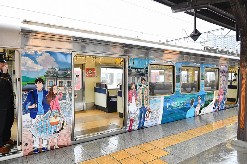 ラッピング列車は4両編成で、わたせせいぞう氏のイラスト6種類がラッピングされている