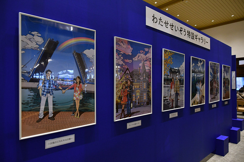 ラッピングトレインに用いられたイラストが掲示されている