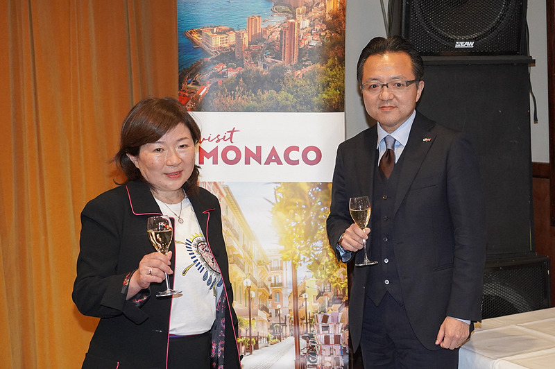 モナコ政府観光会議局 日本事務所ディレクター シルベスタ典子氏（左）と、在東京モナコ公国名誉総領事 佐々木望氏（右）