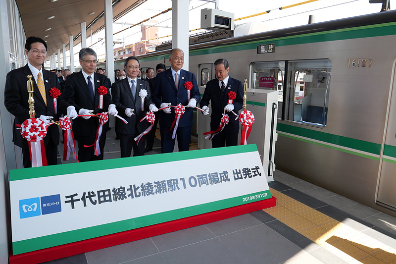 10両編成の臨時列車到着に合わせてテープカット