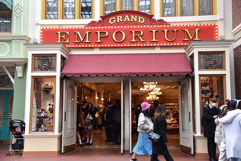 パークを入ってすぐの「グランドエンポーリアム」は身に着けグッズが豊富に揃います