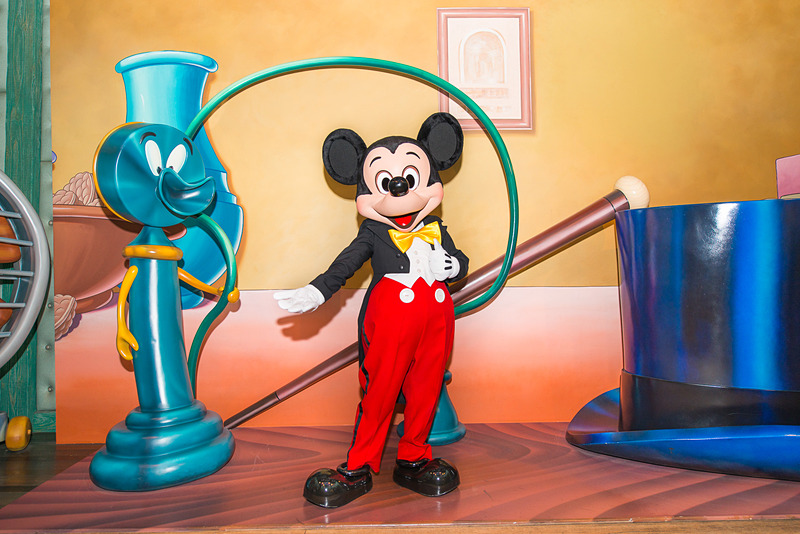 映画撮影の休憩時間を使ってミッキーマウスがあいさつに来てくれた！（画像提供：オリエンタルランド）