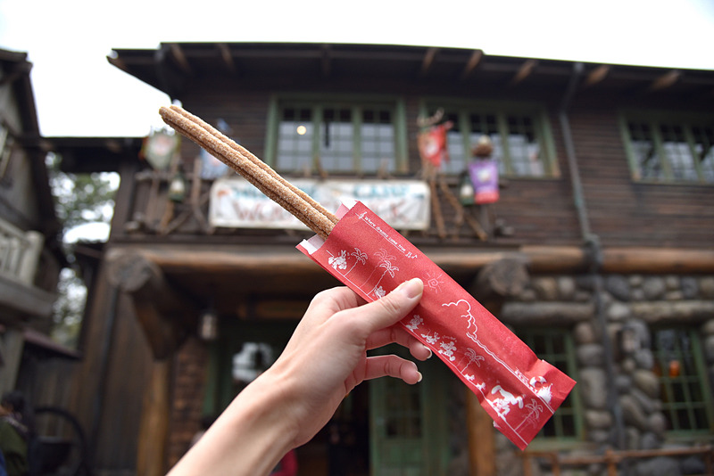 「キャンプ・ウッドチャック・キッチン」でサクサク「ミッキーチュロス（シナモン）」