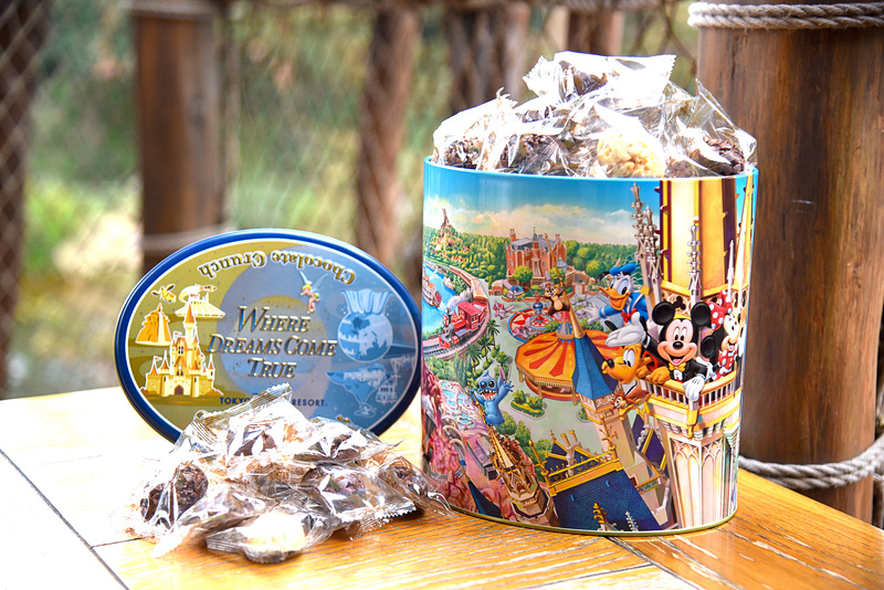 お土産の代表格。52個入りで食べ応えも抜群。「チョコレートクランチ（ミルク＆ホワイト）」（2300円）