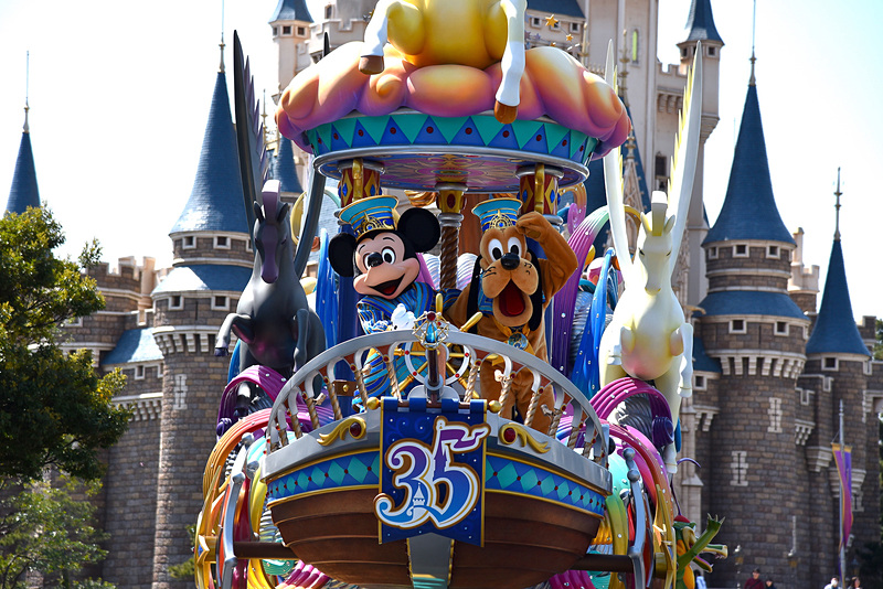 ディズニーの仲間たちが華麗なパレードを繰り広げる「ドリーミング・アップ！」