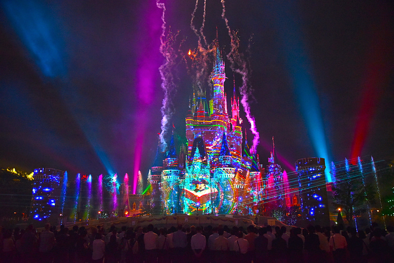 パークでの思い出を美しい映像と音楽で振り返る「Celebrate！Tokyo Disneyland」は必見！