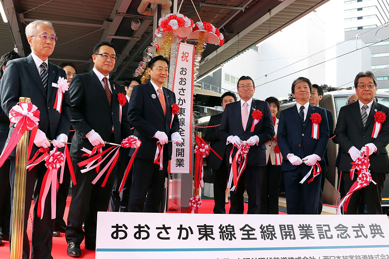 テープカットとくす玉開披