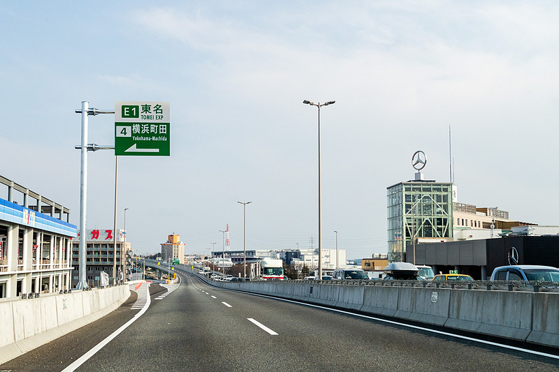 中古車販売店の横あたりで分岐する
