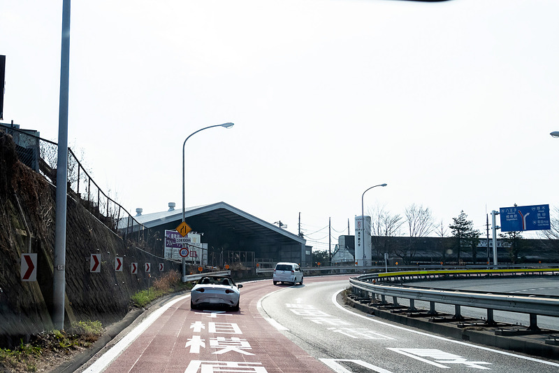 車線には赤いペイントがされていて分かりやすい