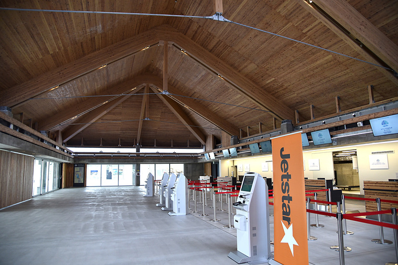 チェックイン棟には高い天井と風の通り道があり、自然とつながっているかのよう