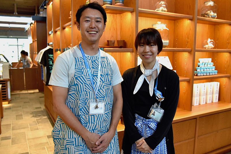 現代風にアレンジしたKASURI（絣）がポイントのスタッフユニフォーム。お隣の長居エプロンはAMU（編む）の柄