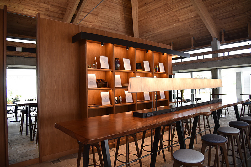 カウンターにはテリハボクを採用。電源タップも完備