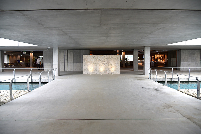 保安検査場の先には邪気を払う「ヒンプン」と両サイドに水盤が現れる