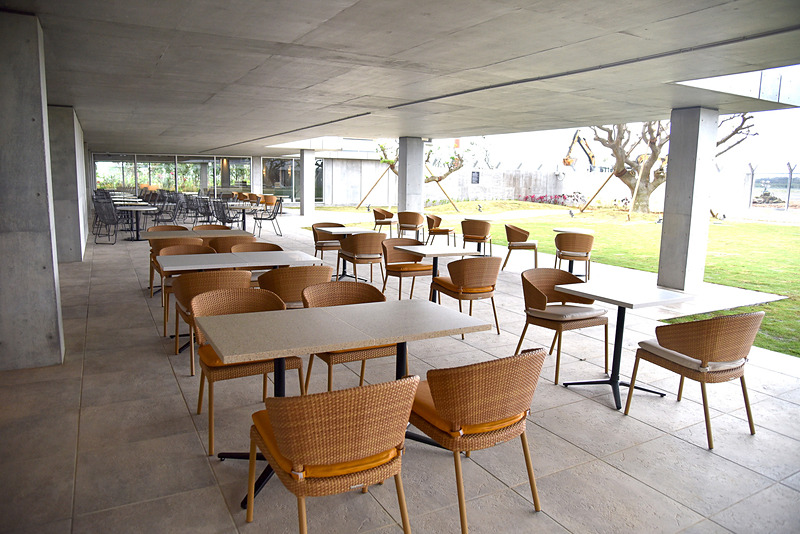 オープンエア部分もひさしがあるため日陰で涼しい。発着便を眺めながらのんびり