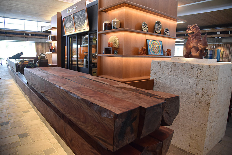 宮古島では防風林として馴染みのある高級木材・テリハボクを使ったカウンター