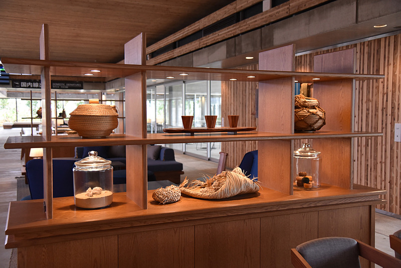 宮古工芸ラウンジには、伝統的な工芸品とともに下地島の白砂とサンゴも展示