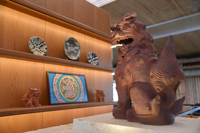 伝統工芸士金城氏のシーサーもバーの横に鎮座