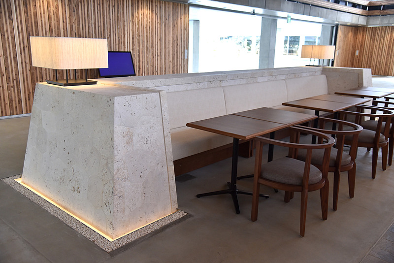 つるっとした触り心地で大理石のような琉球石灰岩