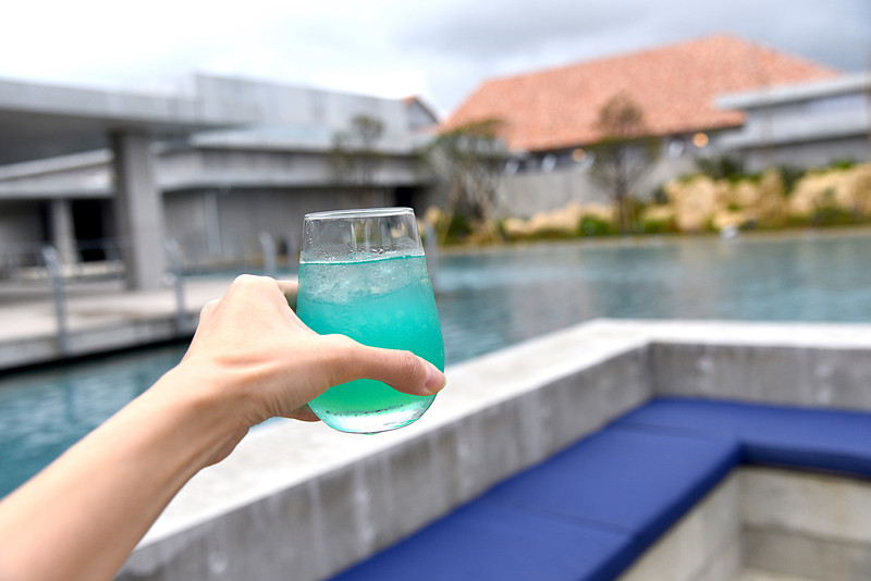 カクテル片手に乾杯！