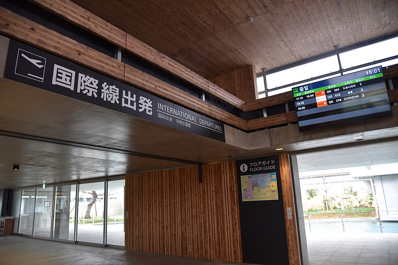 国際線出発のためのエントランス。この先に保安検査場が続く