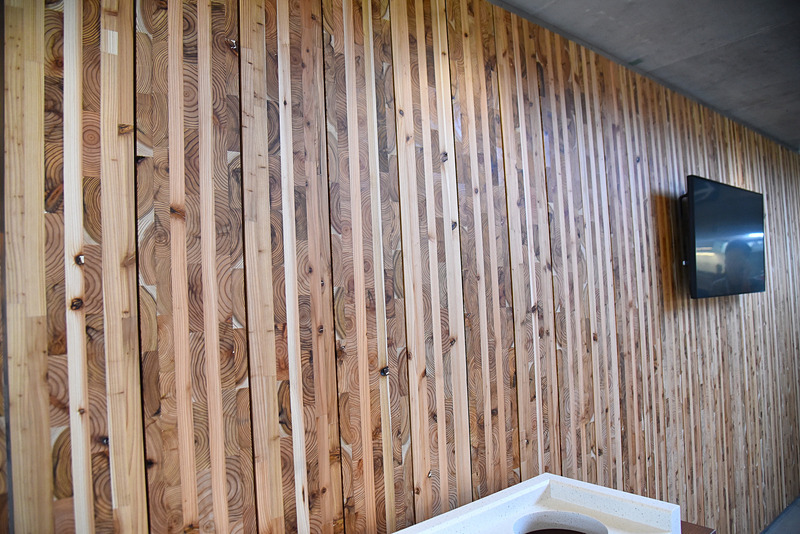 屋根と同様に壁などで木材を活用し棟内全体がナチュラルな雰囲気に