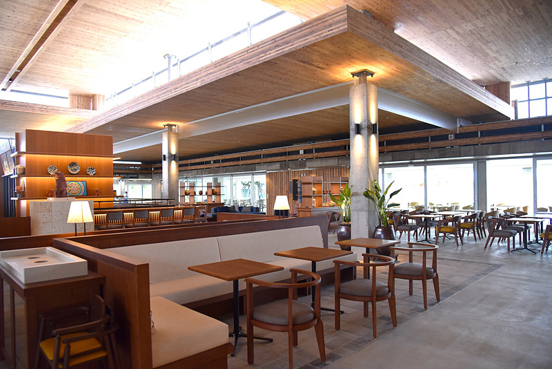 ラウンジ棟の中央にはカフェ＆バーも。ゆったりとくつろげる空間に