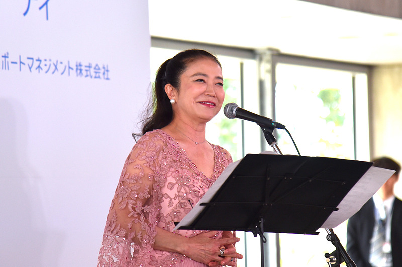オペラ歌手 中丸三千繪氏による歌唱が披露され、会場が荘厳な雰囲気に