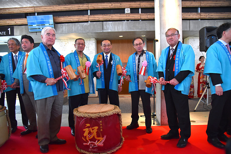 三菱地所の吉田淳一社長、内閣府特命担当大臣の宮腰光寛氏、玉城デニー沖縄県知事らが鏡割りに参加