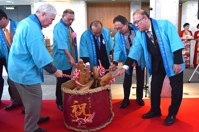 掛け声に合わせて木槌で鏡割り
