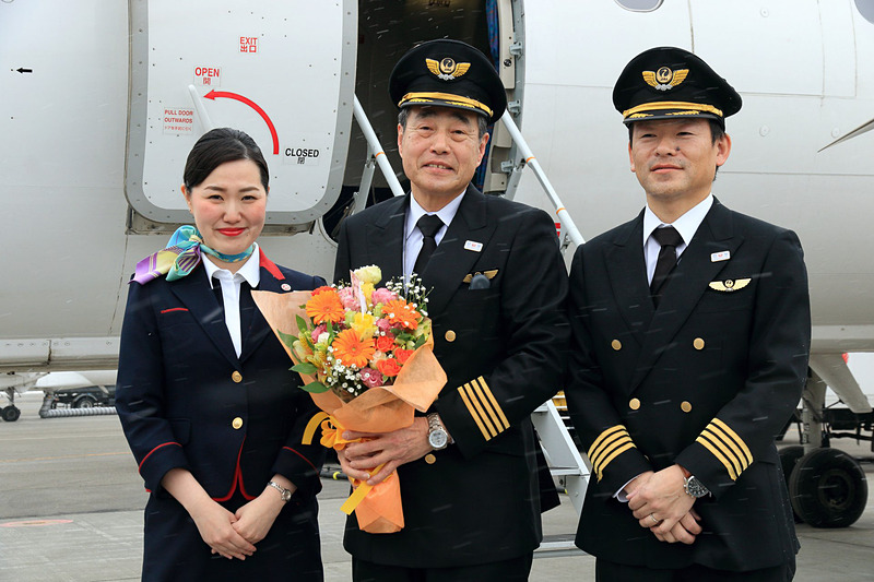 ラストフライトを行なったHAC最年長機長 片伯部秀一氏（中央）と、同便の副操縦士 待永秀和氏（右）、CA（客室乗務員）北條知佳氏（左）