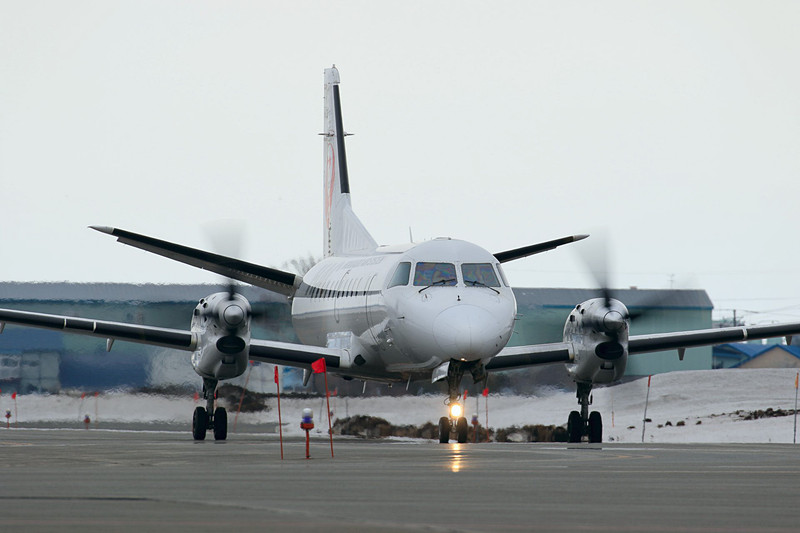 エプロンへタキシーバックするJL2862便