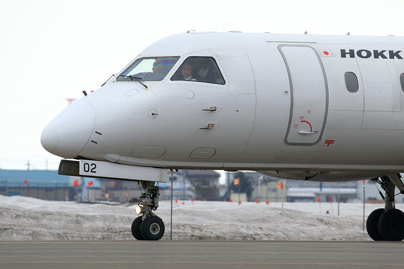 エプロンへタキシーバックするJL2862便