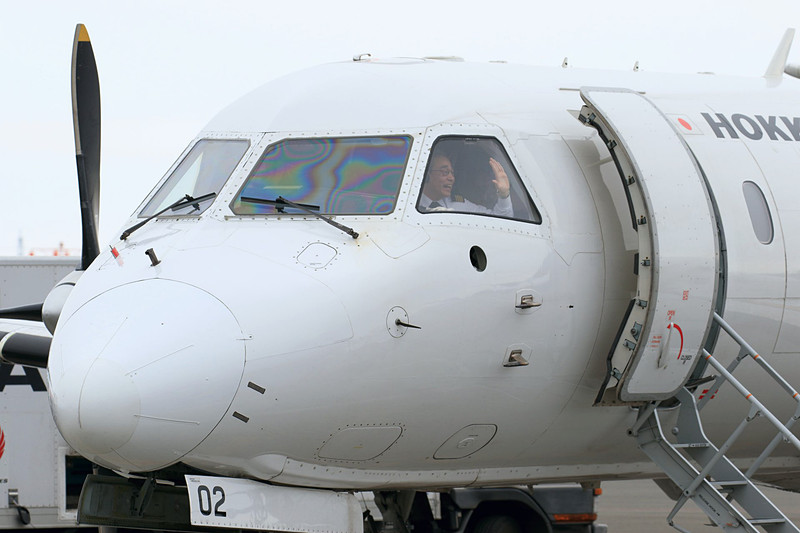 降機した搭乗客にコクピットから手を振って見送る片伯部氏