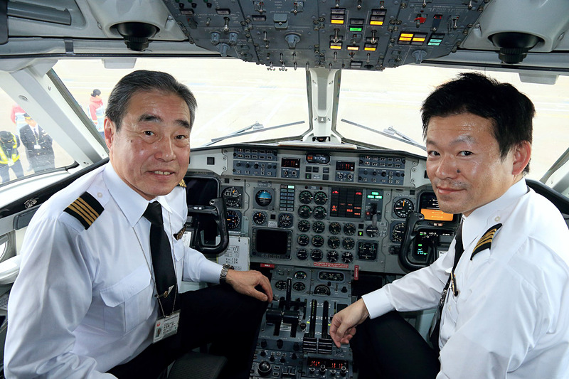 副操縦士の待永秀和氏（右）と、最後となるコクピットで記念撮影