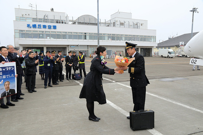 ガッツポーズで機体から降りてきて花束を贈呈された