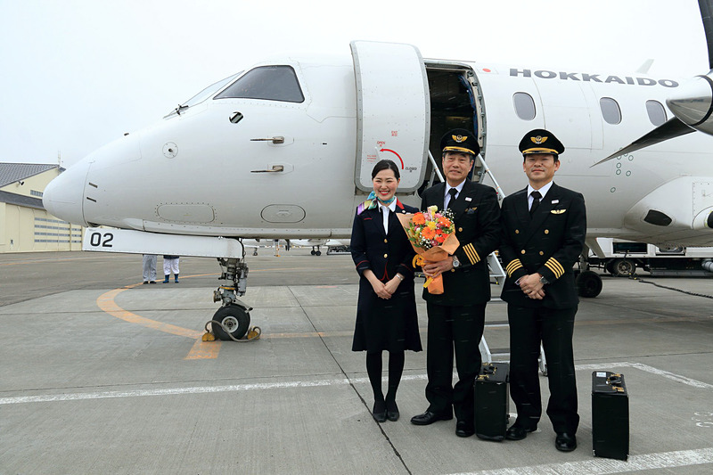 記念撮影のあと、桑野社長と固く握手を交わす場面も