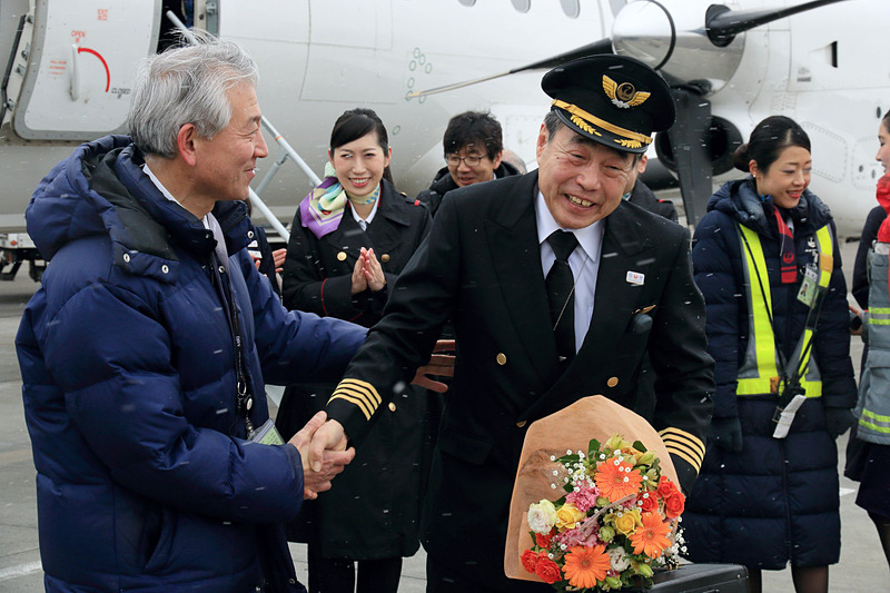 記念撮影のあと、桑野社長と固く握手を交わす場面も