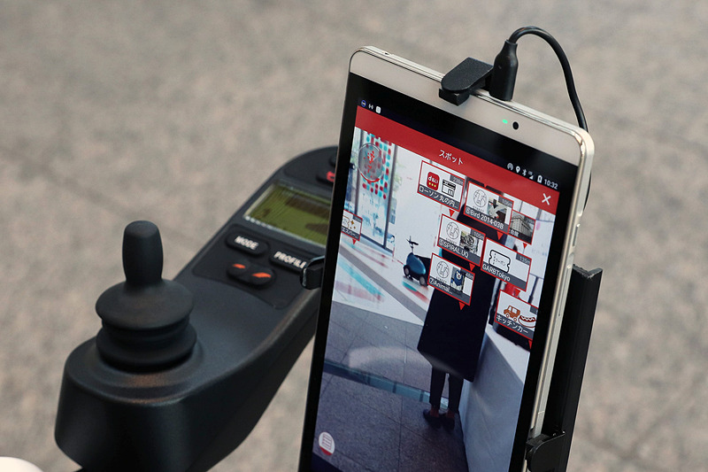 今回の実証実験では、周辺スポットの情報を実際に風景に重ね合わせてAR表示する仕掛けがタブレットに組み込まれている