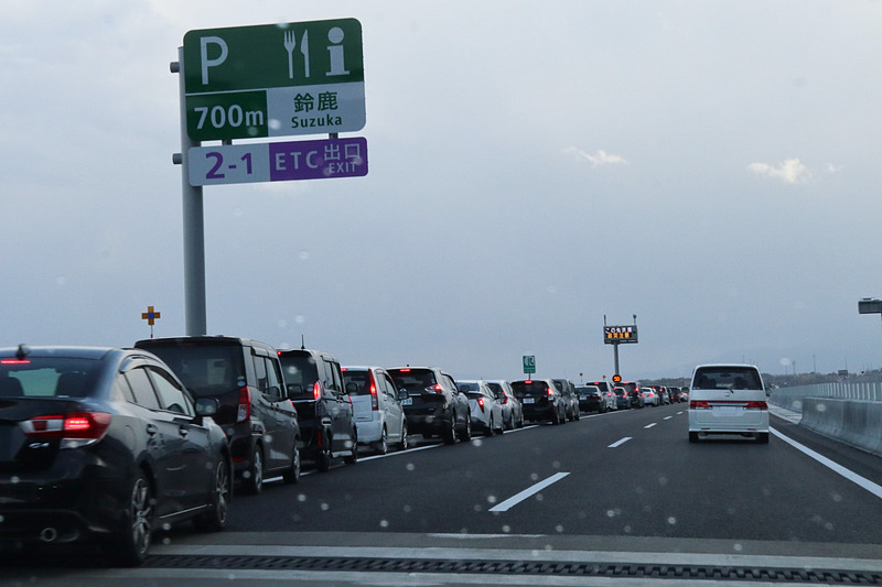 新名神開通に合わせてオープンした鈴鹿PA。スマートICを併設する上下線集約型のPAで、開通直後は早速立ち寄る車列で路肩付近が大渋滞していた