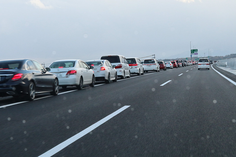 新名神開通に合わせてオープンした鈴鹿PA。スマートICを併設する上下線集約型のPAで、開通直後は早速立ち寄る車列で路肩付近が大渋滞していた